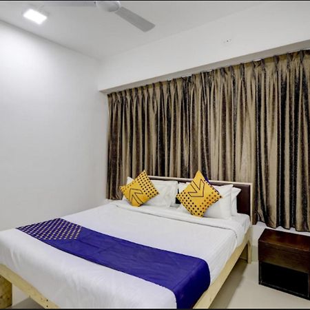 Hotel Nexus Surat Exterior foto