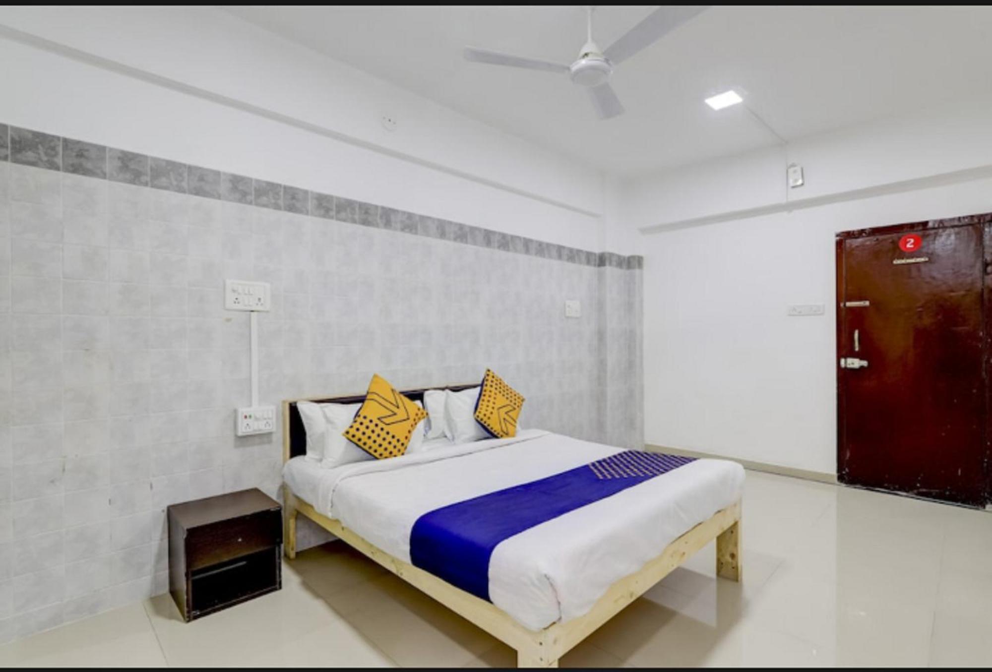 Hotel Nexus Surat Exterior foto