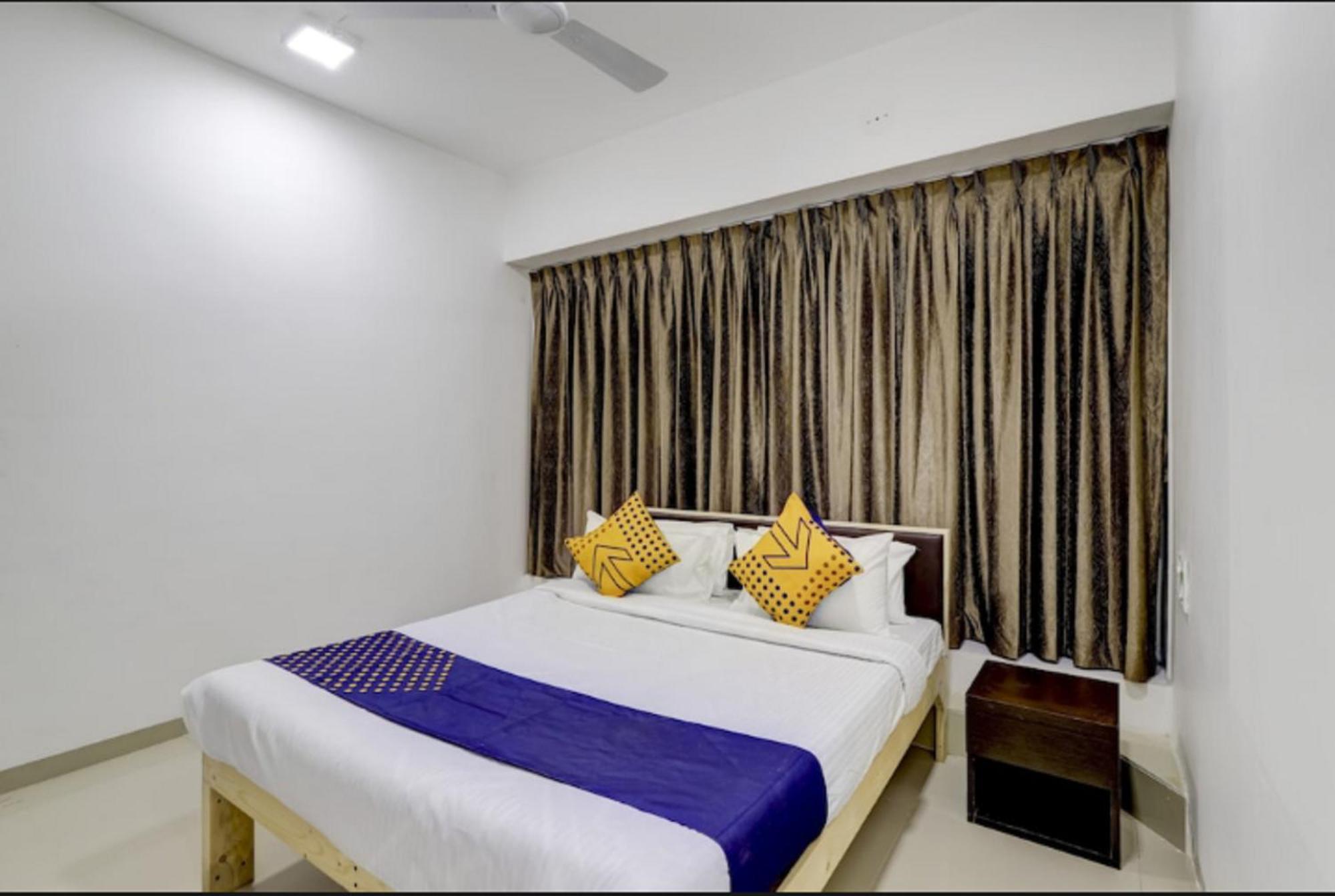 Hotel Nexus Surat Exterior foto
